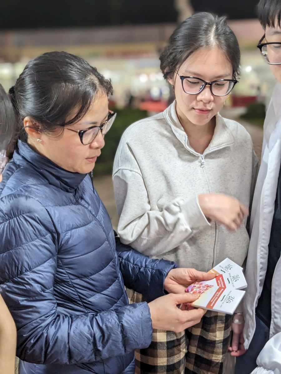 khach-hang-mua-socola-thu-cong-highland-cacao khach-hang-mua-socola-thu-cong-highland-cacao