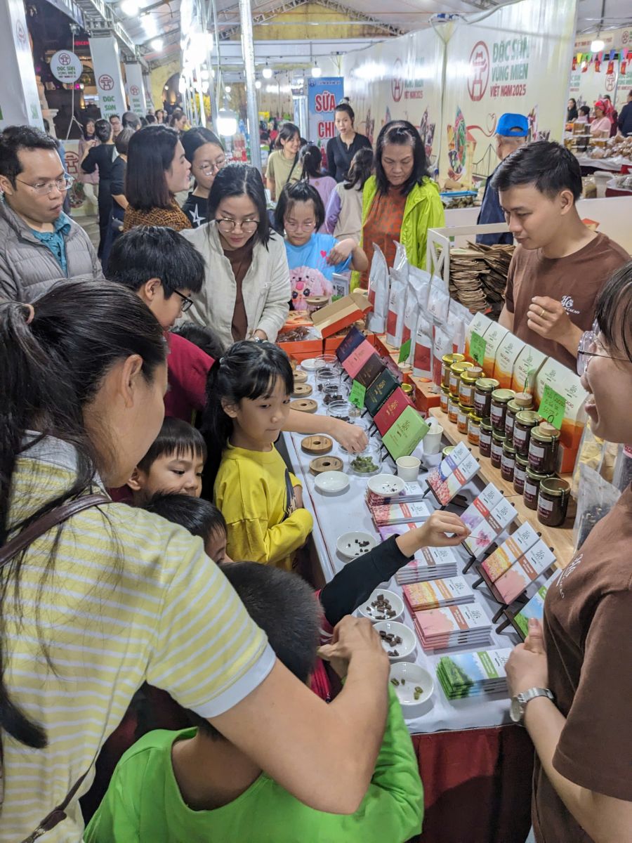 khach-hang-tham-quan-mua-sam-cac-san-pham-socola-thu-cong khach-hang-tham-quan-mua-sam-cac-san-pham-socola-thu-cong