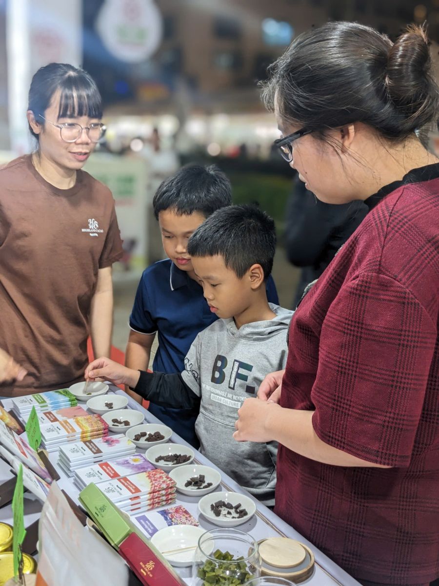 khach-hang-thuong-thuc-socola-tai-hoi-cho-dac-san-vung-mien-2025 khach-hang-thuong-thuc-socola-tai-hoi-cho-dac-san-vung-mien-2025