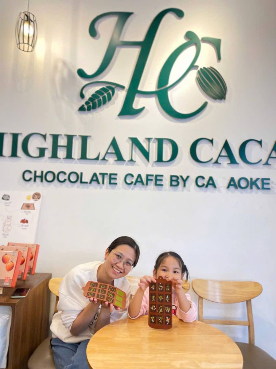 me-va-be-cung-lam-socola-thu-cong-tai-highland-cacao me-va-be-cung-lam-socola-thu-cong-tai-highland-cacao