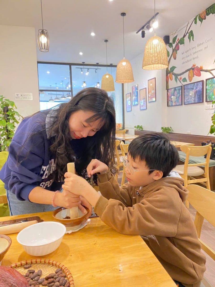 me-va-be-cung-lam-socola-thu-cong me-va-be-cung-lam-socola-thu-cong