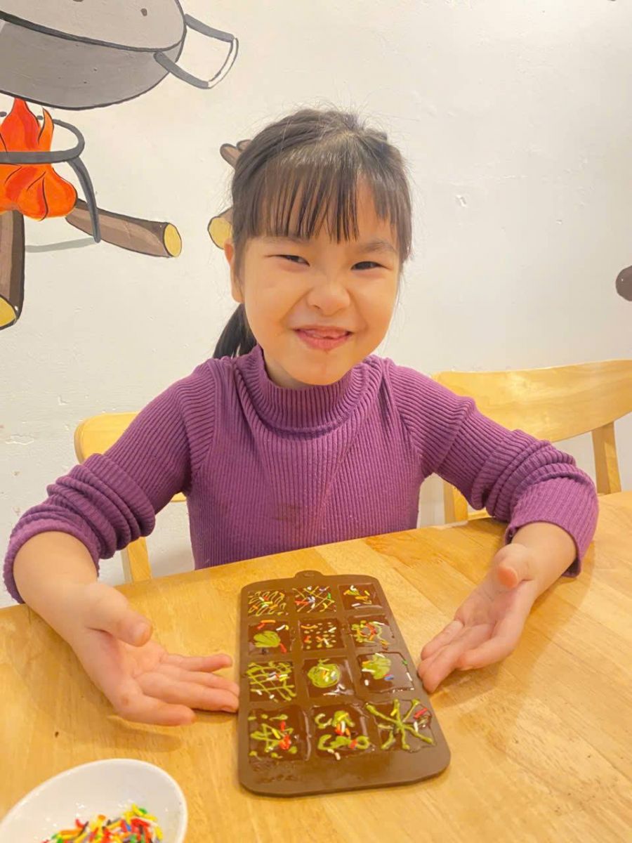 nu-cuoi-tuoi-khi-tao-ra-thanh-pham-socola-trong-workshop